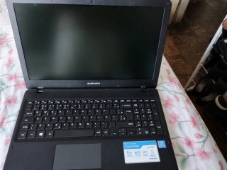 Notebook Samsung 15 4 / 5 anos de uso/ única dona com documentos e caixa original.