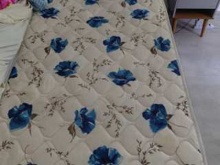 Vendo 2 camas solteiro sendo uma com bau