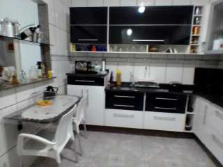 Luxuosa e enorme casa em Inhaúma com suíte,3 salas ,armários embutidos na cozinha e churrasqueira.