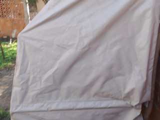 Modelo: toldo/cobertura tipo tenda, com estrutura inclinada. Cor: branco
